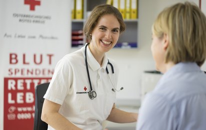 Mitarbeiterin des Österreichischen Roten Kreuzes  mit Blutspenderin bei der Anamnese.
