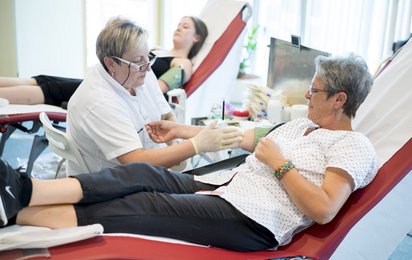 Mitarbeiterin des Österreichischen Roten Kreuzes mit Blutspenderin bei der Blutabnahme.